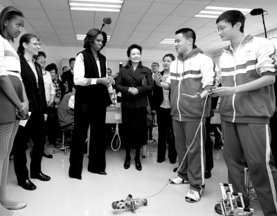 昨天上午，彭麗媛與米歇爾共同參觀北師大二附中，觀看學生們演示自己設計制作的幾何機器人。