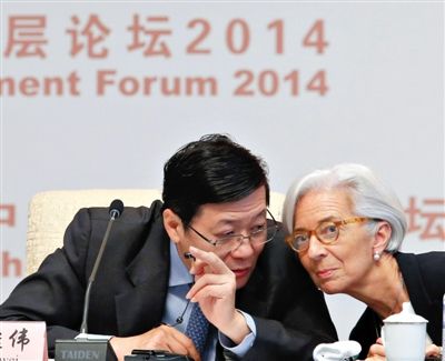 “中國發(fā)展高層論壇2014開幕式”上，國際貨幣基金組織總裁拉加德與中國財政部部長樓繼偉（左）討論。