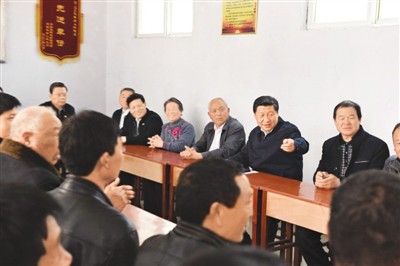 3月17日，習(xí)近平在河南省蘭考縣東壩頭鄉(xiāng)張莊村村委會與干部群眾座談，聽取意見和建議。