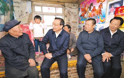 3月27日，李克強(qiáng)在內(nèi)蒙古自治區(qū)翁牛特旗橋頭鎮(zhèn)太平莊村看望貧困戶。