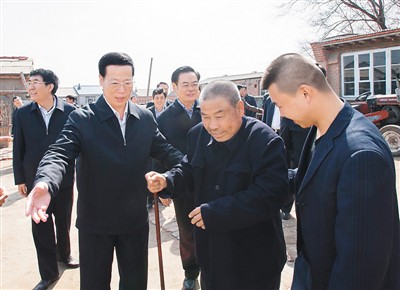 3月26日，張高麗在吉林省農(nóng)安縣農(nóng)安鎮(zhèn)小橋子村看望貧困戶王井山一家。