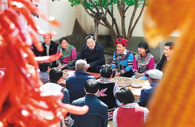 3月24日，俞正聲在云南省武定縣插甸鄉(xiāng)彝族小院農(nóng)戶家中進(jìn)行座談交流，聽取基層黨員群眾意見建議。