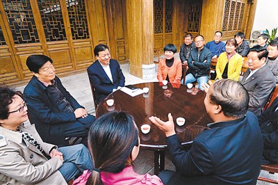 3月23日，劉云山在陜西省咸陽市禮泉縣煙霞鎮(zhèn)袁家村與基層干部群眾座談，聽取對教育實(shí)踐活動的意見建議。