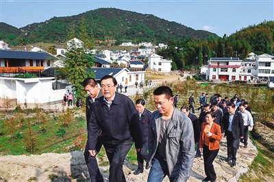 3月25日，張德江在福建省上杭縣古田鎮(zhèn)吳地村看望群眾。
