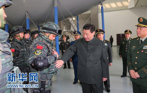 這是習(xí)近平同特戰(zhàn)隊(duì)員親切交談，詳細(xì)詢問他們的教學(xué)訓(xùn)練和生活情況。