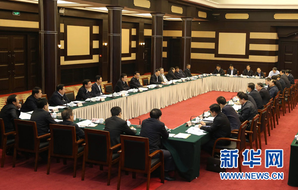 4月28日，中共中央政治局常委、國(guó)務(wù)院總理李克強(qiáng)在重慶主持召開(kāi)座談會(huì)