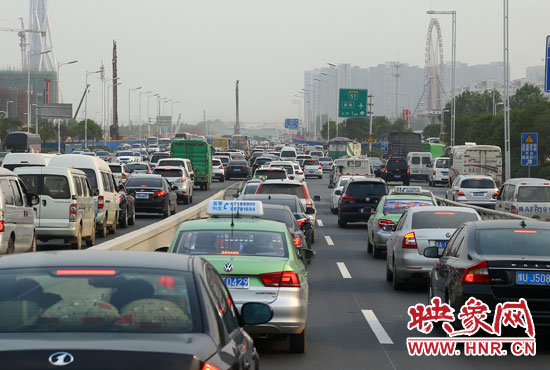 5月1日零時至3日24時，全省高速公路安全平穩(wěn)運行，累計車流量440.53萬輛。