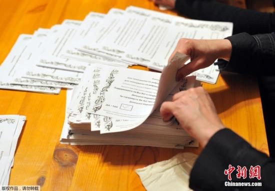 　　當(dāng)?shù)貢r間2014年5月11日，烏克蘭東部地區(qū)選舉工作人員開始公投計票工作。