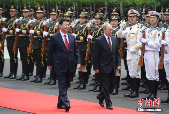 5月20日，中國國家主席習(xí)近平在上海舉行儀式歡迎俄羅斯總統(tǒng)普京訪華。中新社發(fā) 廖攀 攝