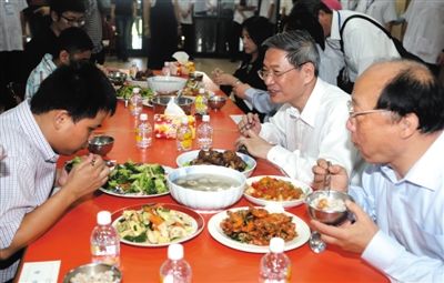 昨日中午，國(guó)臺(tái)辦主任張志軍（右二）在臺(tái)中市長(zhǎng)胡志強(qiáng)的陪同下和盲校的孩子共進(jìn)午餐。當(dāng)晚，張志軍結(jié)束訪臺(tái)回京。 新華社發(fā)