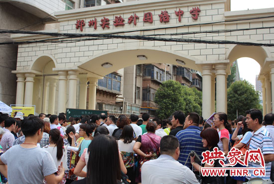 考試快結(jié)束時，陪考的家長涌入學(xué)校接孩子。