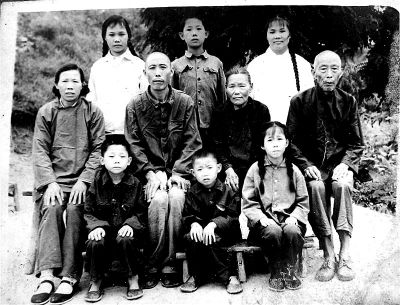 1970年，何兆勝一家人在荊門合影，中排左二為何兆勝。