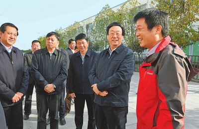 　11月4日下午,省委書記、省人大常委會主任郭庚茂在襄城縣精美鞋業(yè)有限公司調(diào)研。記者 杜小偉/攝