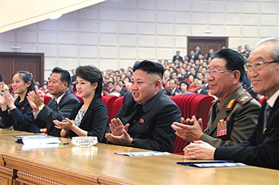 　5月19日，金正恩和夫人李雪主觀看演出，金與正（左一）坐在金正恩右邊第三個(gè)位置。