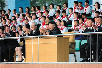 5月2日，金正恩與金與正（前排左二）一起觀看比賽。