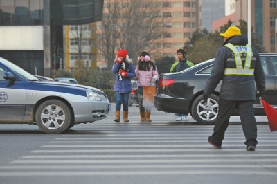 過斑馬線，行人左顧右盼，汽車寸土必爭。