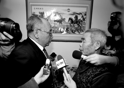 15日，內(nèi)蒙古高院副院長(zhǎng)趙建平（左）帶隊(duì)向呼格吉勒?qǐng)D父母送達(dá)再審法律文書(shū)。