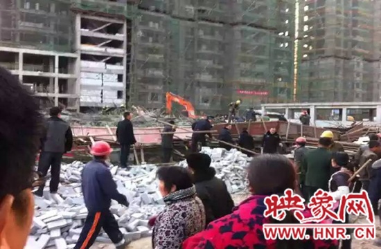 圖為事故現(xiàn)場情況，當(dāng)?shù)厝罕姽﹫D。