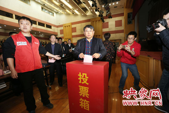 省委宣傳部副部長(zhǎng)、省新聞出版廣電局局長(zhǎng)朱夏炎現(xiàn)場(chǎng)投票