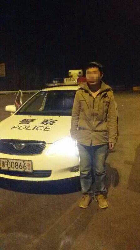 男子被父親拋棄后，在高速交警的幫助下才得以回家。