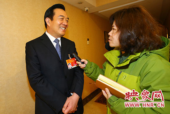 全國人大代表、省人大常委會委員、鄭州市人大常委會主任、黨組書記白紅戰(zhàn)接受采訪。