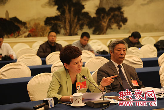 河南康利達集團董事長薛景霞呼吁，國家可以在鄭州設(shè)立金融改革綜合示范區(qū)，活躍民間資本。