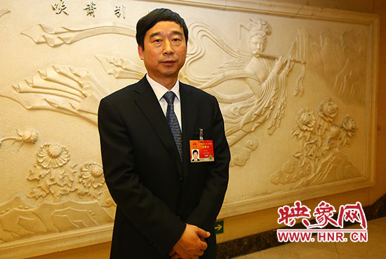 全國人大代表、信陽市委副書記、市長喬新江表示，信陽明港機場將成為鄭州航空港區(qū)有效補充。