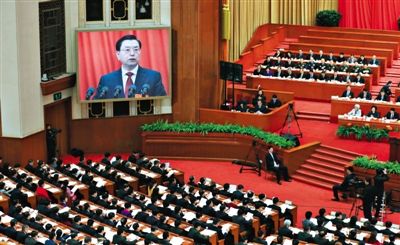 十二屆全國(guó)人大三次會(huì)議舉行第二次全體會(huì)議，全國(guó)人大常委會(huì)委員長(zhǎng)張德江作全國(guó)人大常委會(huì)工作報(bào)告。