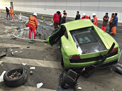 大屯路隧道內(nèi)，事故現(xiàn)場百余米長的隔離欄被撞倒，事故一側(cè)全是隔離欄以及車身的碎片。新京報記者 浦峰 攝