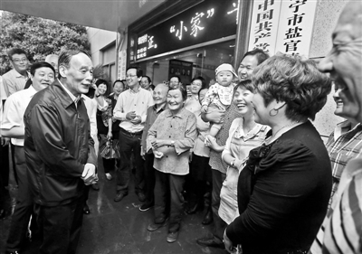 5月8日，王岐山與海寧市鹽官鎮(zhèn)桃園村黨委班子成員、老黨員和群眾親切交流供圖/新華社