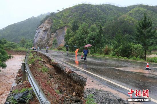 圖為5月19日，江西贛州石城縣珠坑鄉(xiāng)塘臺村通往福建寧化縣的公路出現(xiàn)塌方。陳小強 攝