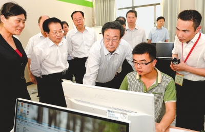 　　5月22日，省委書記、省人大常委會主任郭庚茂在河南網(wǎng)商園調(diào)研。記者杜小偉攝