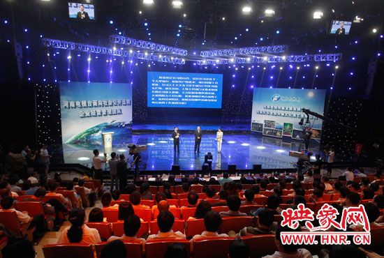 16日上午，河南電視臺(tái)1500平米演播廳內(nèi)座無虛席。
