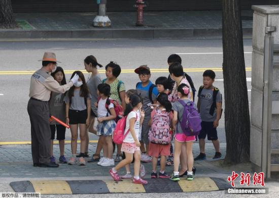 韓國MERS疫情蔓延，在首爾，小學(xué)生在排隊量體溫。
