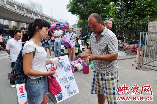 一名市民在買水。