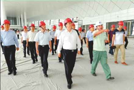8月31日上午，郭庚茂謝伏瞻等察看鄭州機(jī)場(chǎng)二期工程建設(shè)情況。