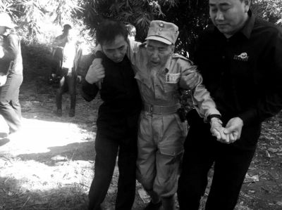 89歲老兵繆焜得知不能接到遺骸后嚎啕大哭。組織方供圖