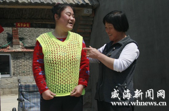 王炳鳳正在陪女兒鍛煉。記者 李偉 攝