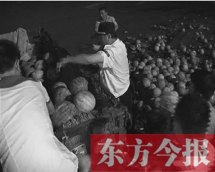 昨日凌晨，鄭州街頭，眾多愛心市民幫瓜農(nóng)撿拾西瓜