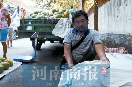 錢包就裝在這個(gè)編織袋里，枕在老陳頭下，沒(méi)想到還是被偷走了 實(shí)習(xí)生 唐韜/攝