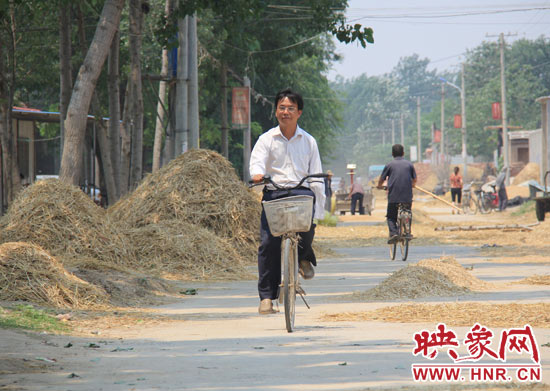 圖為王格現(xiàn)騎著自行車去學(xué)校。