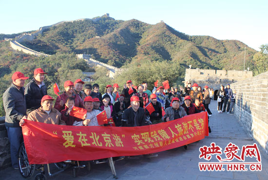 旅游對(duì)于殘疾人朋友來(lái)說(shuō)比正常人要困難許多，2011年，劉小琴帶領(lǐng)殘障朋友登上了長(zhǎng)城。