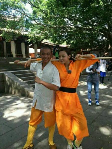這些參加節(jié)目的女星當(dāng)中既有歌手，又有演員，都是時尚年輕且受歡迎的女星。