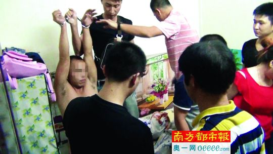 警方破門(mén)抓捕時(shí)，販毒嫌疑人未某洪正躺在床上吸毒、嫖娼。