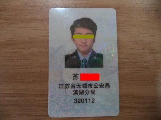 男子制作假經(jīng)查證在酒吧執(zhí)法。