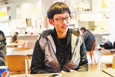 何琦驍收到了紐約大學阿布扎比分校的錄取通知書。記者 許恢毅 攝