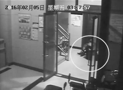 小區(qū)監(jiān)控視頻截圖，兩人一坐一跪竟聊了十多分鐘。