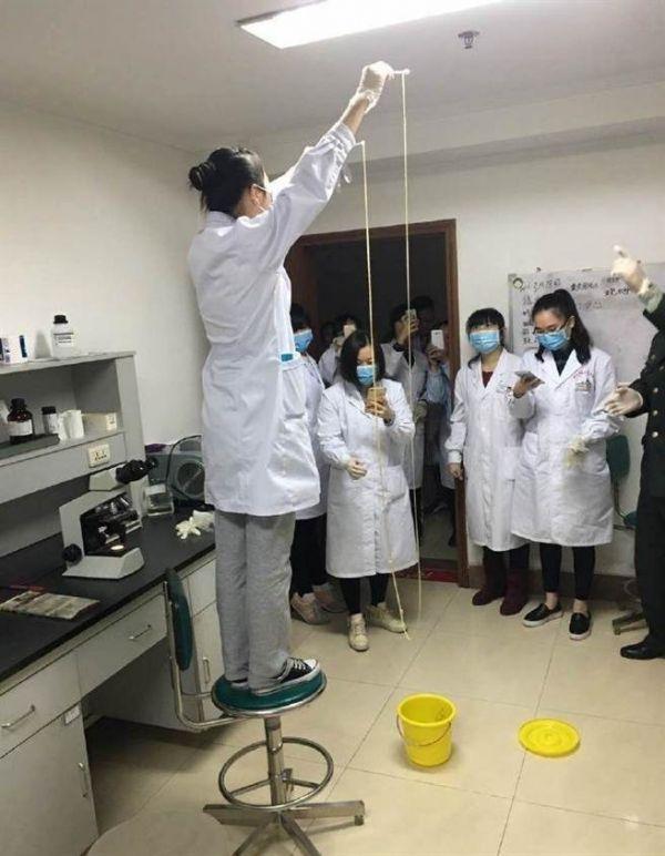 愛(ài)吃生肉惹的禍！男子體內(nèi)取出5米長(zhǎng)寄生蟲(圖)
