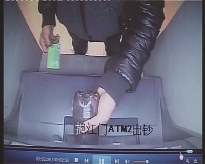 男子將可樂倒進取款機。