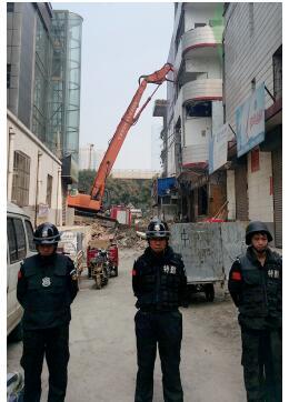 根據(jù)《太原市和小 店區(qū)平陽(yáng)路街道親賢城中村改造拆遷安置補(bǔ)償方案》，結(jié)合親賢實(shí)際，親賢社區(qū)補(bǔ)償安置采取“商業(yè)用房安置+小戶型公寓住宅安置+貨幣補(bǔ)償”的方式，其中每分 （0.1 畝）置換商業(yè)用房50平方米+小戶型公寓住宅80平方米+貨幣補(bǔ)償20萬(wàn)元人民幣。（拍攝：2015年9月17日）